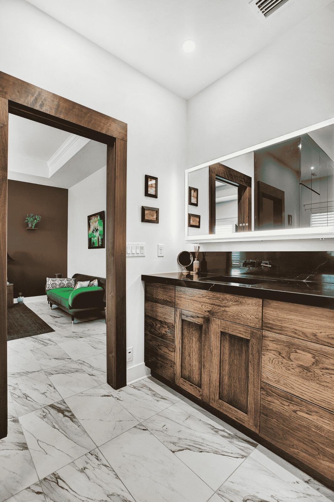 wooden_accents_and_dark_countertops_in_a_luxury_bathroom_renovation