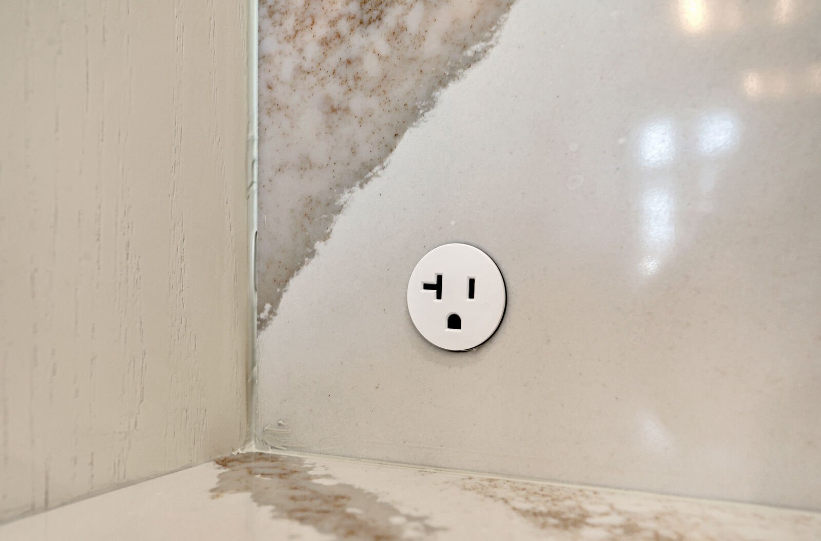 golden contemporary kitchen backsplash outlet corner detail