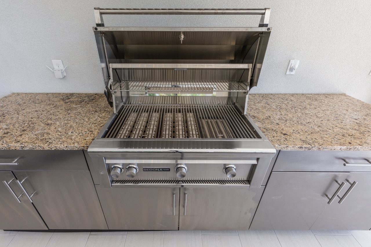 outdoor kitchen with large grill (1)