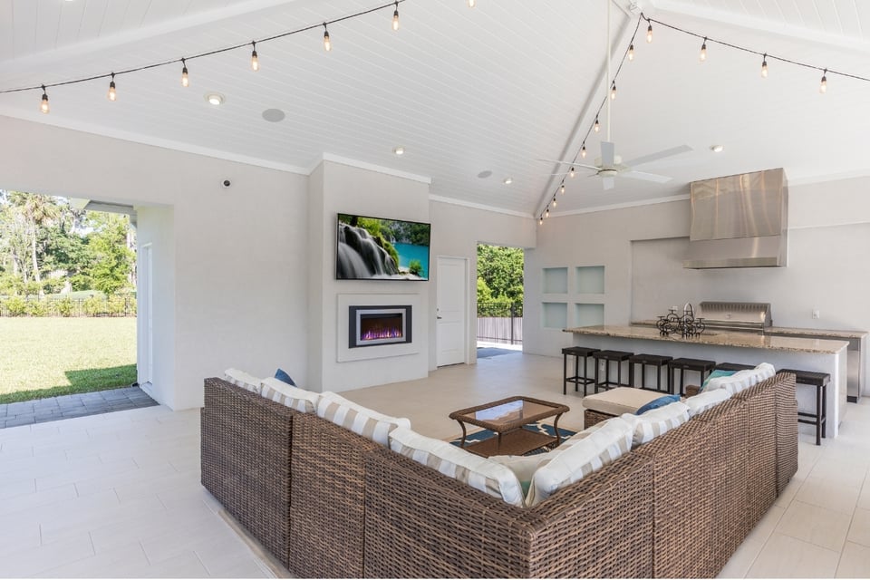 outdoor living area with tv and fireplace in ponte vedra beach fl (1)
