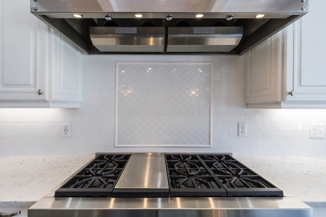 statement stovetop backsplash design (1)